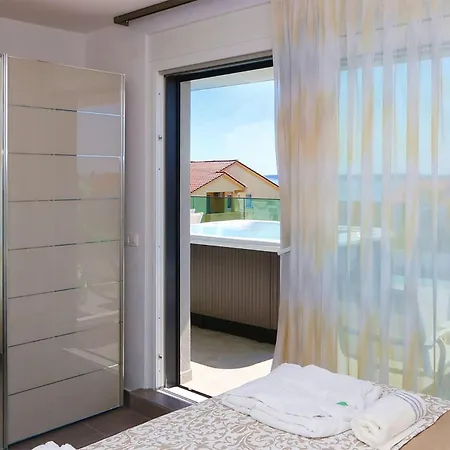Amazing In With Jacuzzi *