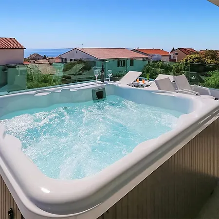 Amazing In With Jacuzzi